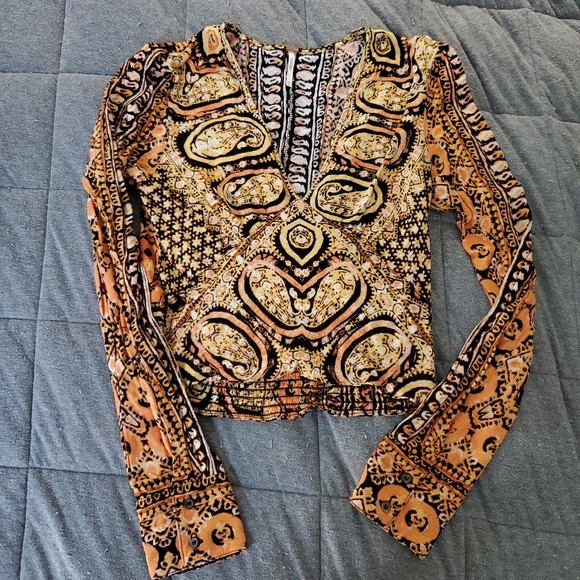 Free People Tops - Free people crop vneck long sleeve shirt